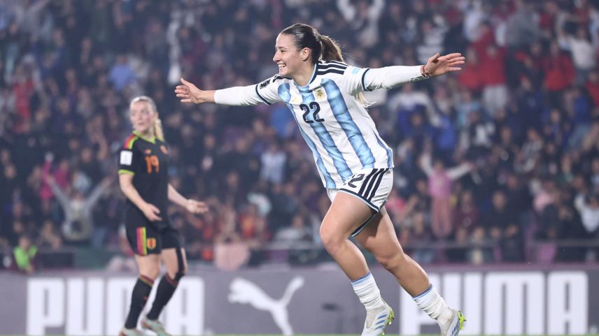 Mercedes Diz, de 17 anos, comemora o gol da Argentina no empate com a seleção do Peru — Foto: EFE/ Juan Ignacio Roncoroni