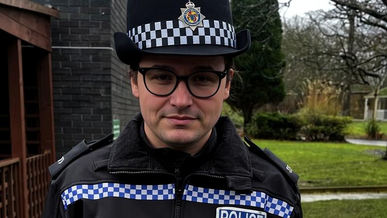 Policial de Northumbria, 19, morre após ser atingido por carro