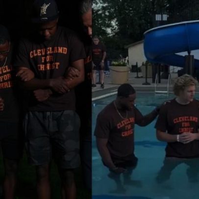 Jogadores de futebol americano se batizam em Cleveland
