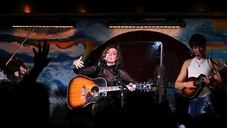 Shania Twain transforma pub londrino em saloon