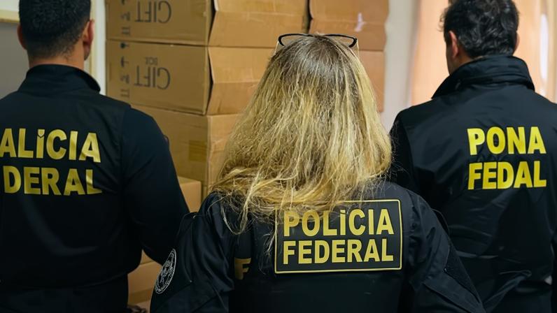 Polícia Federal durante operação contra entrada e comercialização de cigarros. — Foto: PF/Divulgação