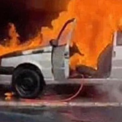 Carro incendiado é destruído, mas páginas da Bíblia permanecem intactas