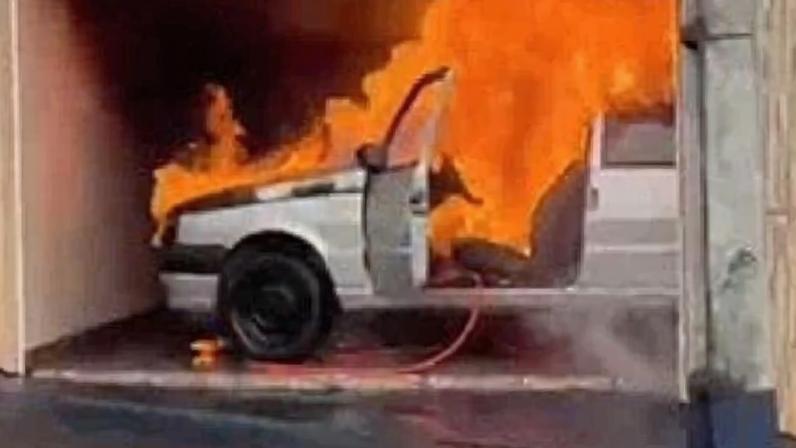 Carro pega fogo e é completamente destruído, mas páginas da Bíblia ficam intactas