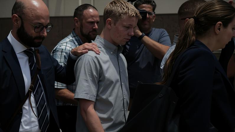 Adolescente se entrega para ser processado como adulto após morte de meiairmã