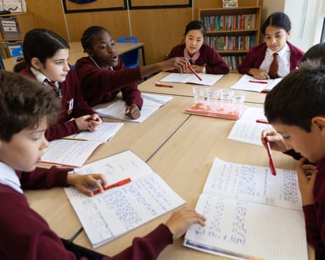 Escola em Londres adota dias sem telas para alunos, professores e pais