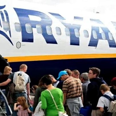 Ryanair é investigada por cobrar pais para sentarem com filhos
