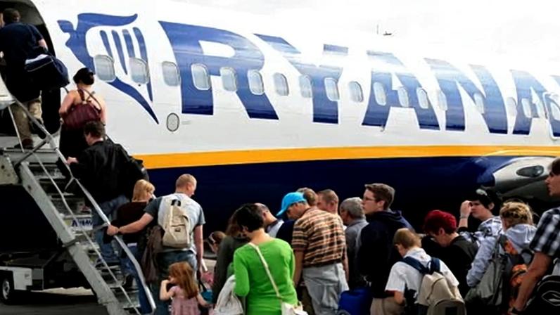 Ryanair é investigada por cobrar pais para sentarem com filhos