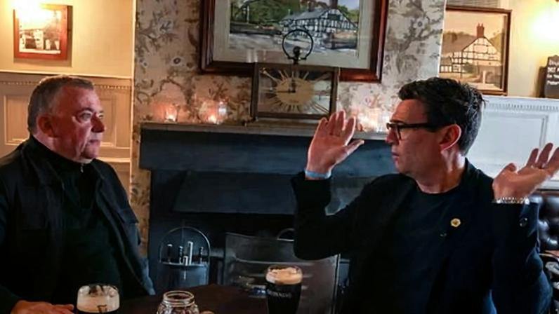 Burnham promete cortar taxas para pubs, cafés e pequenos negócios