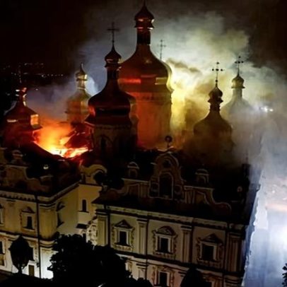 Mosteiro em Kyiv incendiado durante ataques russos na Ucrânia