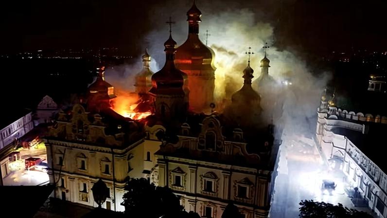 Mosteiro em Kyiv incendiado durante ataques russos na Ucrânia