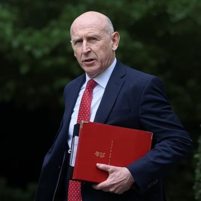 John Healey renuncia ao cargo de secretário de Defesa por gastos militares