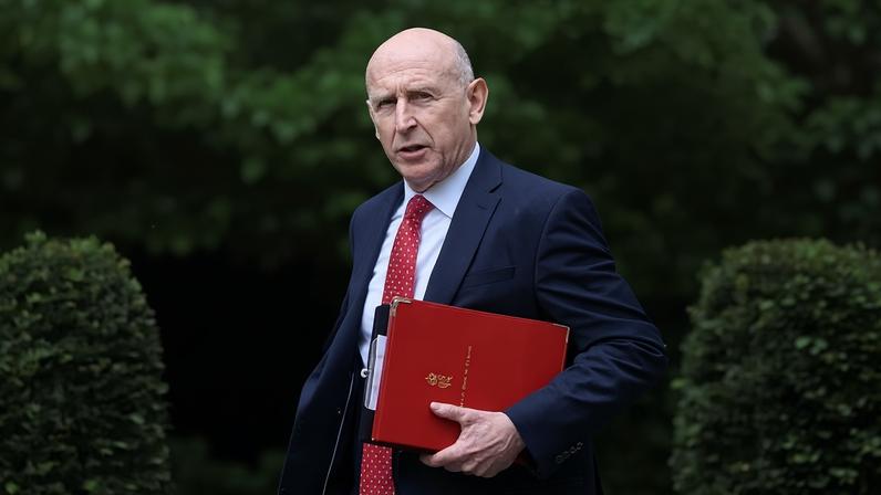 John Healey renuncia ao cargo de secretário de Defesa por gastos militares
