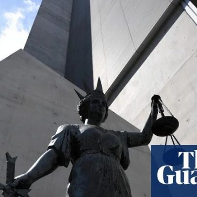 Mulher liberada sob fiança após acusação de assassinato por medicamento letal