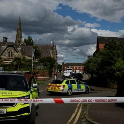 Homem é acusado de tentativa de assassinato após ataque com faca em Belfast