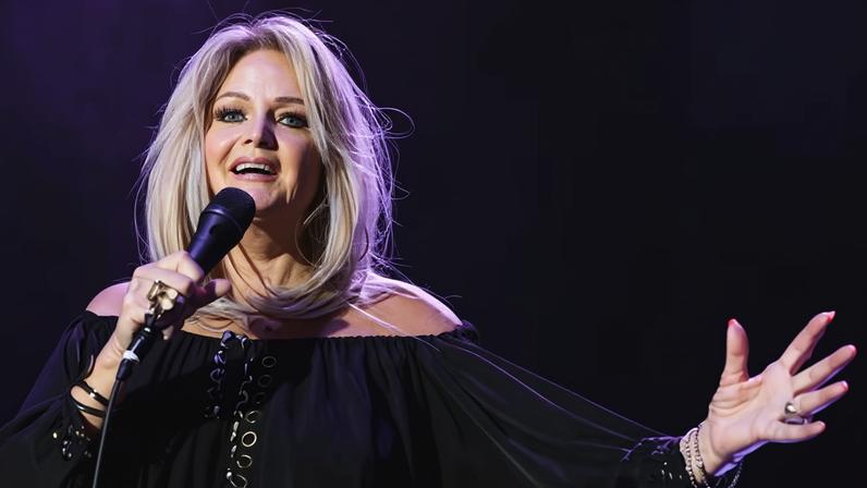 Bonnie Tyler singing on stage in 2021