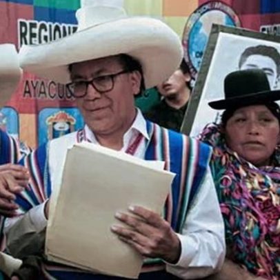 Eleitores descontentes do Peru enfrentam escolha entre esquerda e direita
