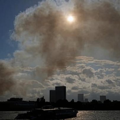 Centenas de bombeiros combatem incêndio em centro de reciclagem no sul de Londres