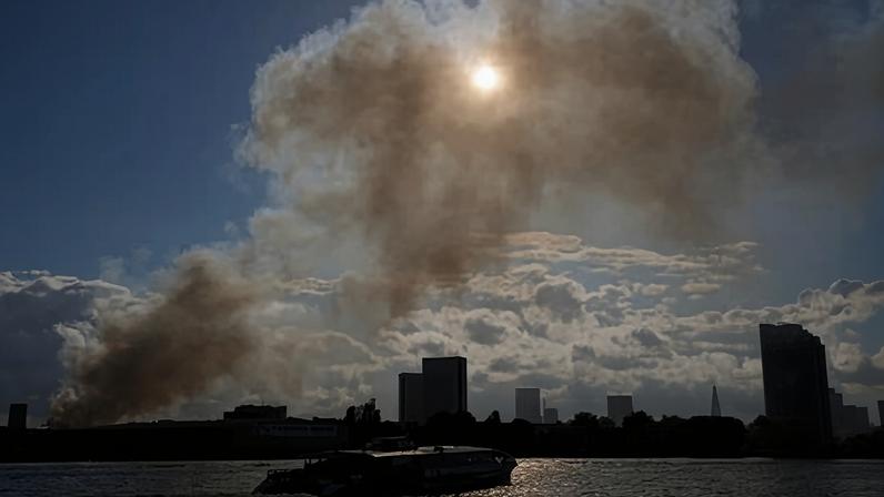 Centenas de bombeiros combatem incêndio em centro de reciclagem no sul de Londres