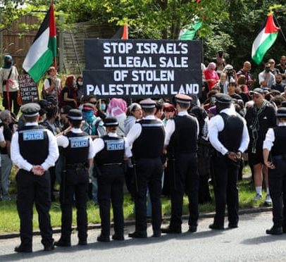 Polícia prende 14 em protestos rivais sobre propriedade israelense em Londres