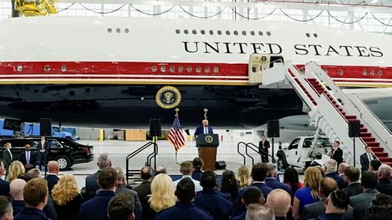 Trump apresenta novo Air Force One, 747 convertido do Qatar
