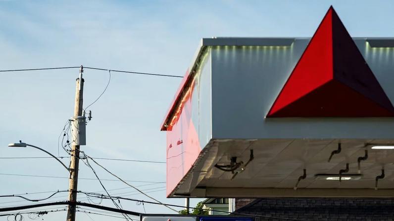 Queda do petróleo após o acordo reforça a expectativa de inflação menor nos EUA, mas especialistas veem riscos para o consumo e o crescimento nos próximos meses.