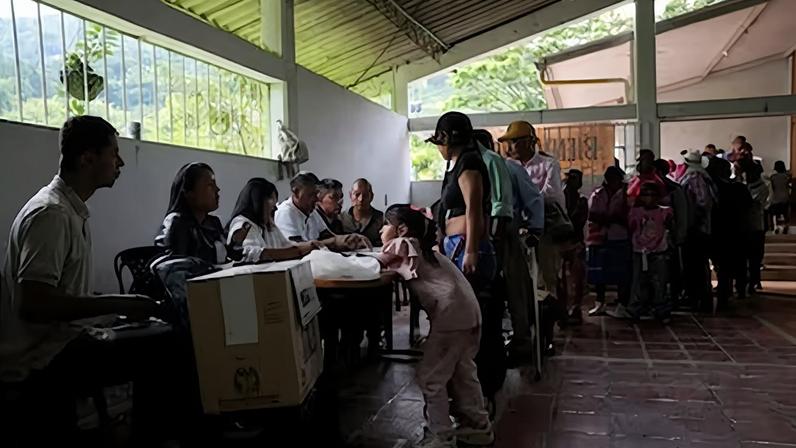 Personas formadas para votar en las presidenciales de Colombia, el domingo pasado en Corinto.