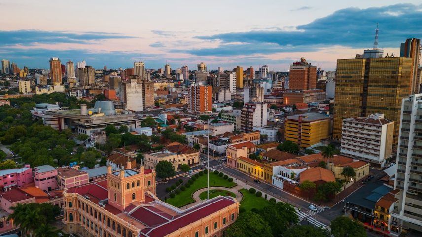 Enquanto a guerra no Oriente Médio afeta rotas aéreas e eleva custos de viagem, países latino-americanos seguem atraindo turistas