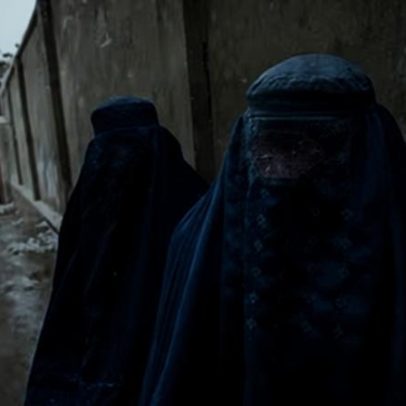Talibãs detêm dezenas de mulheres no Afeganistão por regras de vestimenta