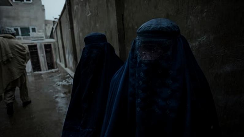 Dos mujeres vestidas con burkas en las calles del sur de Kabul, Afganistán, el 17 de enero de 2022.