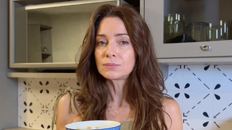 Aos 52 anos, Letícia Spiller toma iogurte proteico com manga e granola na dieta: 'Salva a rotina'