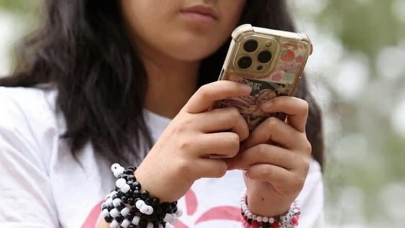Proibição de redes sociais no Reino Unido: medida suficiente para proteger jovens