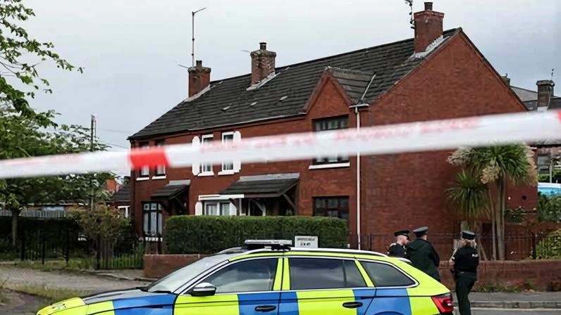 Comunidade sudanesa em Belfast busca segurança após ataque brutal