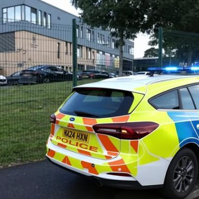 Unidade antiterrorista investiga esfaqueamento triplo em escola em Manchester