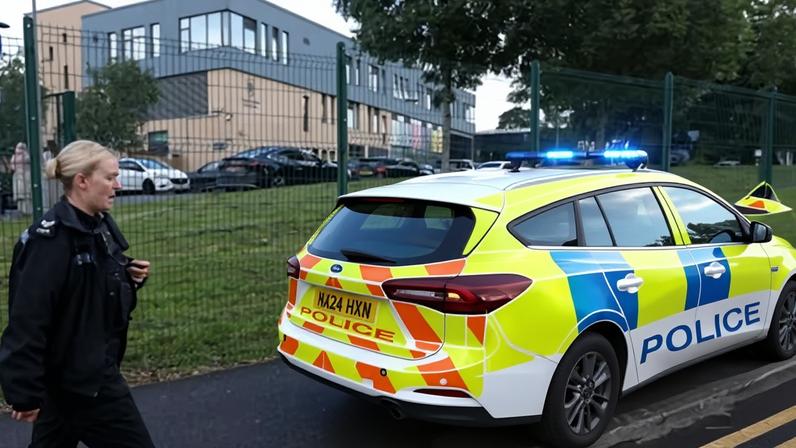 Unidade antiterrorista investiga esfaqueamento triplo em escola em Manchester