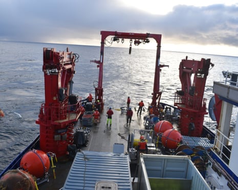 FLMB-10-recovery, ocean research vessel