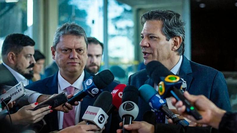 Tarcísio de Freitas e Fernando Haddad são os candidatos mais fortes ao governo de São Paulo, segundo pesquisas – foto: Diogo Zacarias/Ministério da Fazenda