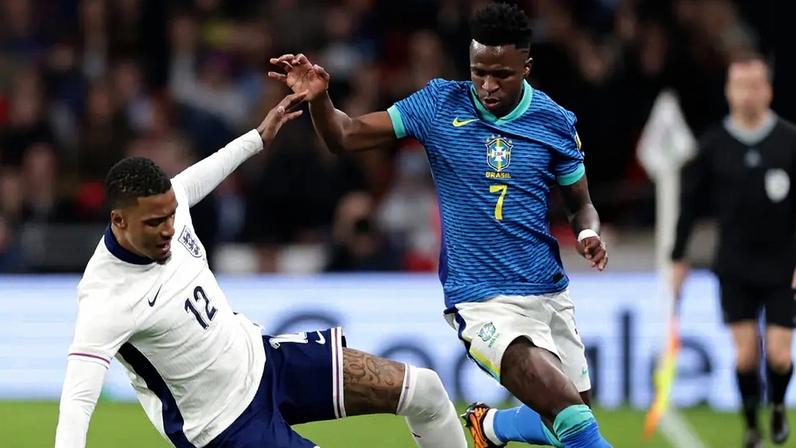 Vini Jr disputa a bola durante a partida entre Brasil e Inglaterra, em Wembley (Foto: Rafael Ribeiro/CBF)