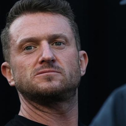 Polícia para Tommy Robinson a caminho de Londres após viagem à Rússia