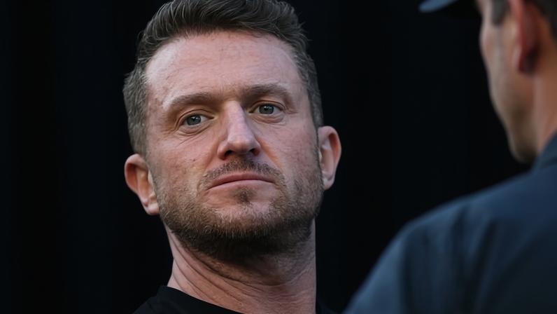 Polícia para Tommy Robinson a caminho de Londres após viagem à Rússia