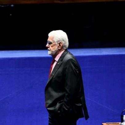 Wagner diz não acreditar que Lula deixará a liderança do governo
