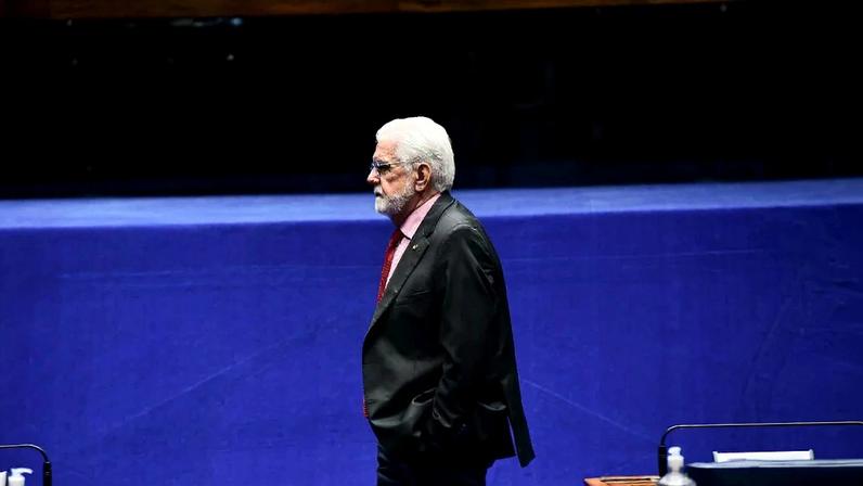 Wagner diz não acreditar que Lula deixará a liderança do governo