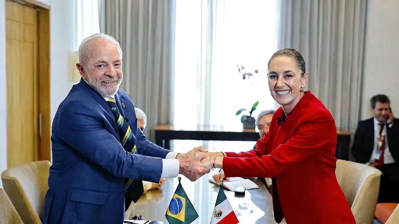 Lula durante encontro bilateral com a presidenta do México, Claudia Sheinbaum, em Honduras. — Foto: Ricardo Stuckert/PR