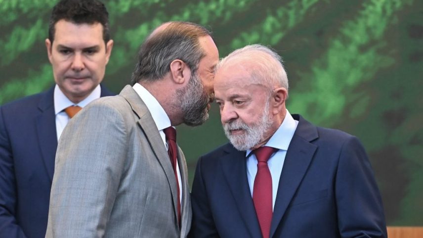 Lula e Alexandre Silveira no evento que oficializou mudanças na composição da gasolina e do biodiesel no Brasil.