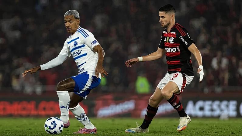 Matheus Pereira, do Cruzeiro, e Jorginho, do Flamengo, no Maracanã (Foto: Thaís Magalhães/Cruzeiro)