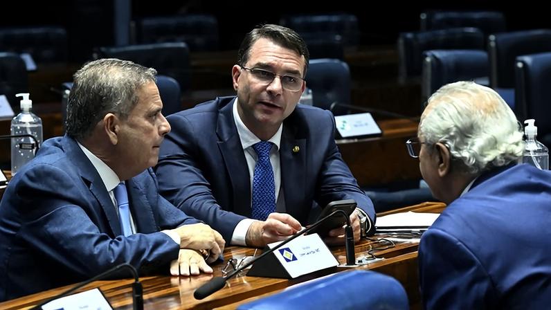 Senadores Rogério Marinho e Flávio Bolsonaro articulam derrubada dos decretos de Lula no Congresso. (Foto: Carlos Moura/Agência Senado)