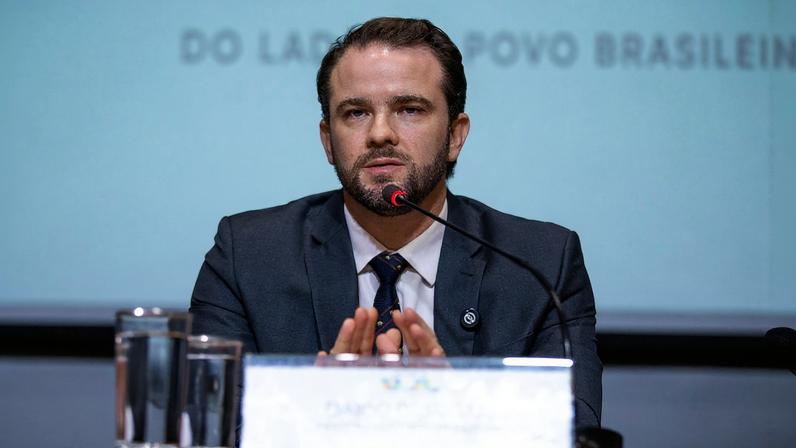Alcolumbre discute pauta-bomba com ministro da Fazenda no Senado