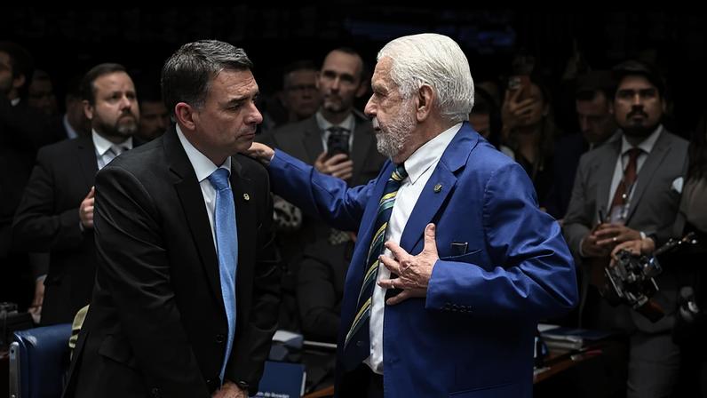 Senador Flávio Bolsonaro (PL-RJ); e senador Jaques Wagner (PT-BA), ambos são citados no caso Master. (Foto: Carlos Moura/Agência Senado)