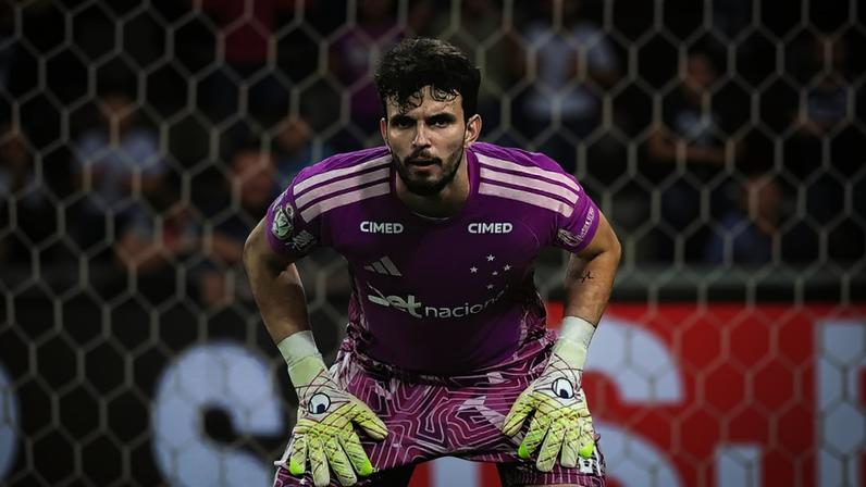 Clube da Premier League faz proposta pelo goleiro Otávio, do Cruzeiro