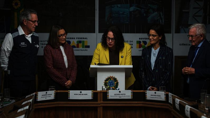 Brasília (DF), 09/06/2026 - Ministra Luciana Santos e presidente do Instituto Alana, jutamente com o ministro da Saúde Alexandre Padilha e a Primeira-dama do Brasil, Janja Lula da Silva, anunciam investimento de R$ 60 milhões para pesquisa em endometriose, dor pélvica e saúde menstrual. As pesquisas devem contribuir para reduzir lacunas de conhecimento sobre a endometriose, que afeta cerca de uma em cada dez meninas e mulheres, segundo estimativas globais divulgadas pela Organização Mundial da Saúde (OMS). Foto: Rodrigo Cabral/ASCOM/MCTI