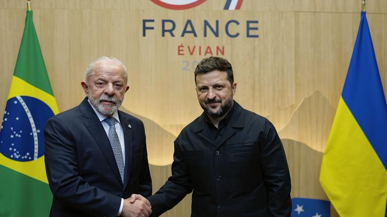 Presidente Luiz Inácio Lula da Silva durante reunião com o presidente da Ucrânia, Volodymyr Zelensky, em Évian-les-Bains - França.
